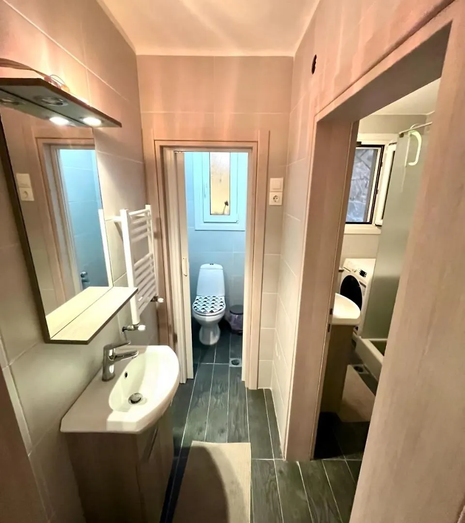 Spacious 4 Bedroom Apartment By Agios Dimitrios Thessaloníki